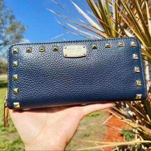 Gaby’sBags👜💕-NWT Michael Kors Zip Around Wallet